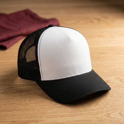Gorra trucker con frente blanco, visera negra y malla negra