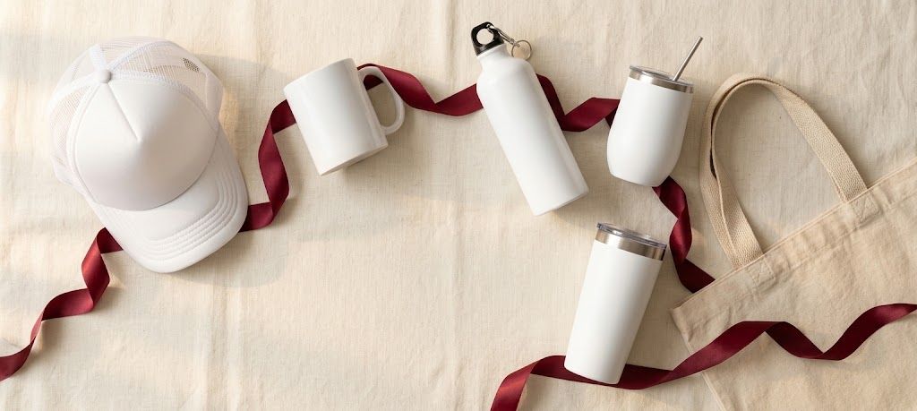 Gorra, taza, pachón, vaso térmico y bolsa de tela en blanco listos para personalizar