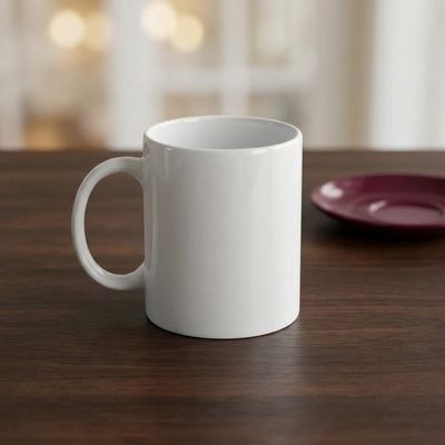 Taza blanca de cerámica sobre una mesa de madera